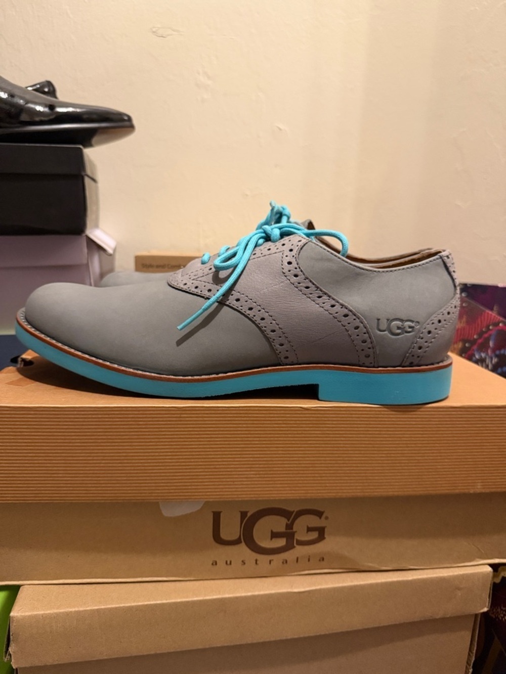 UGG Men's Gray Oxfords with Bright Turquoise Trim